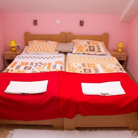 Guest House Pri Treh Lipah プトゥイ エクステリア 写真