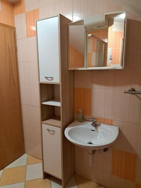Guest House Pri Treh Lipah プトゥイ エクステリア 写真