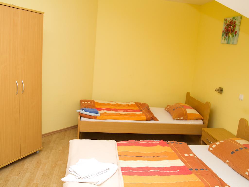 Guest House Pri Treh Lipah プトゥイ エクステリア 写真