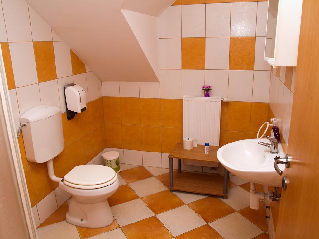 Guest House Pri Treh Lipah プトゥイ エクステリア 写真