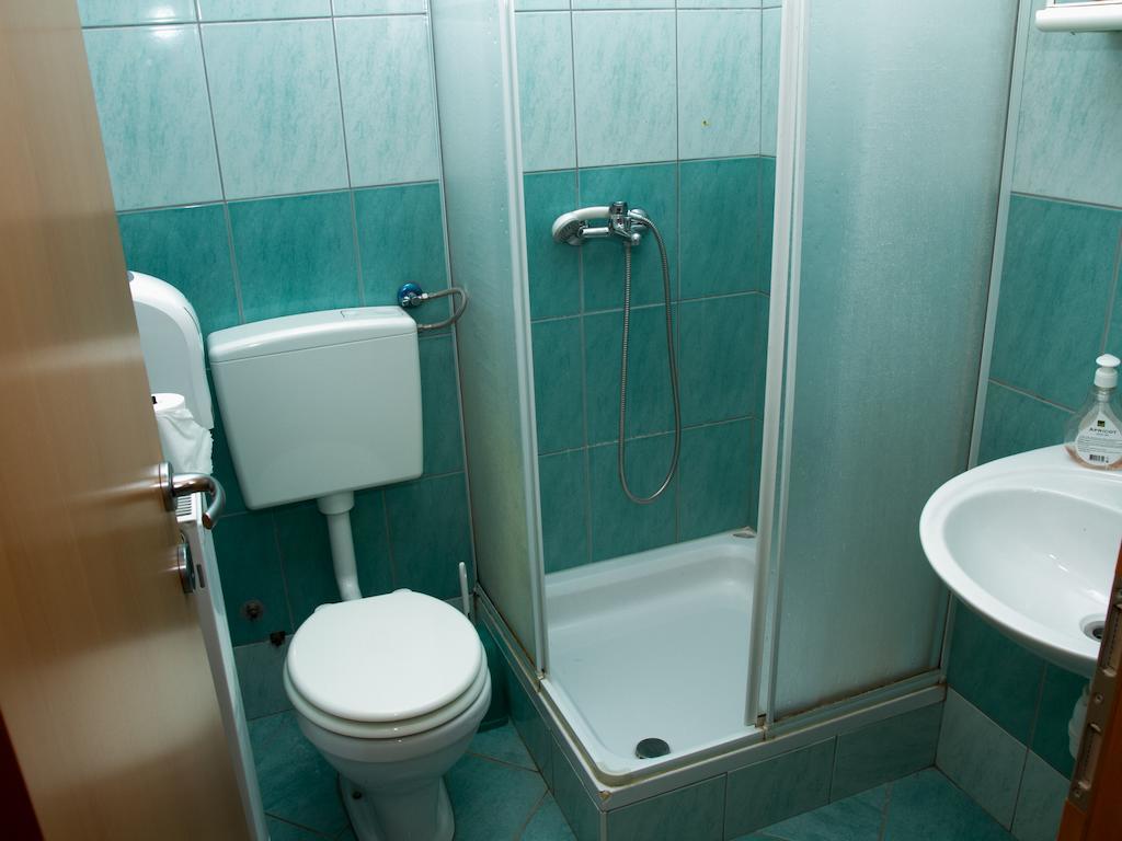 Guest House Pri Treh Lipah プトゥイ エクステリア 写真