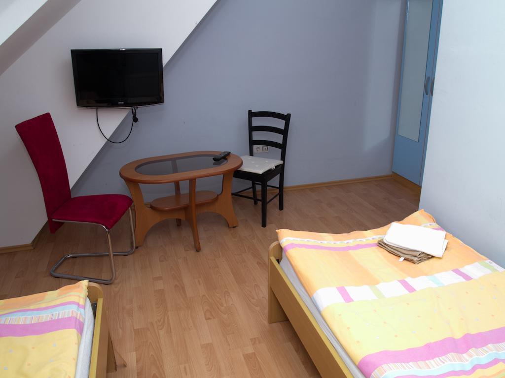Guest House Pri Treh Lipah プトゥイ エクステリア 写真