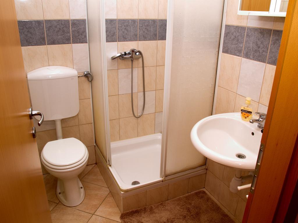 Guest House Pri Treh Lipah プトゥイ エクステリア 写真