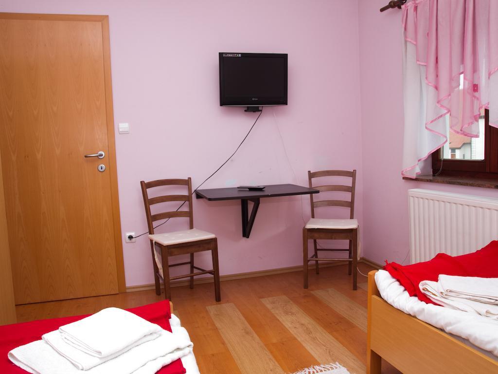 Guest House Pri Treh Lipah プトゥイ エクステリア 写真
