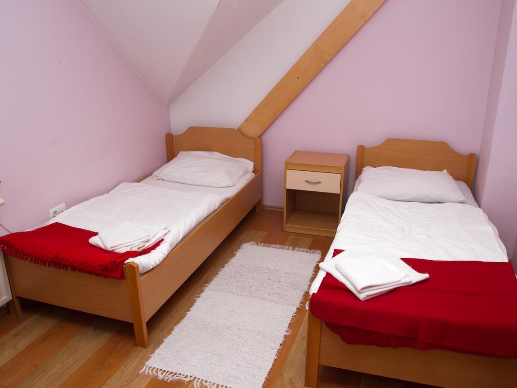 Guest House Pri Treh Lipah プトゥイ エクステリア 写真
