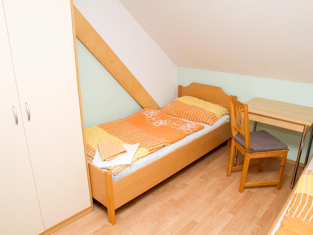 Guest House Pri Treh Lipah プトゥイ エクステリア 写真