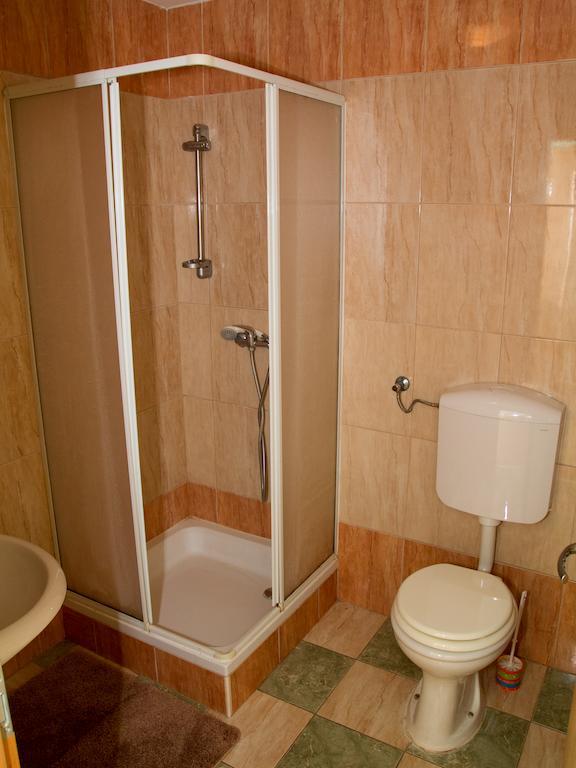 Guest House Pri Treh Lipah プトゥイ エクステリア 写真